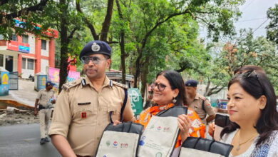 अच्छी पहल: आईजी गढ़वाल मंडल राजीव स्वरूप ने किया अभियान का आगाज – तीर्थ यात्रियों के लिए पर्यावरण अनुकूल कार ट्रैश बिन बैग बांटे