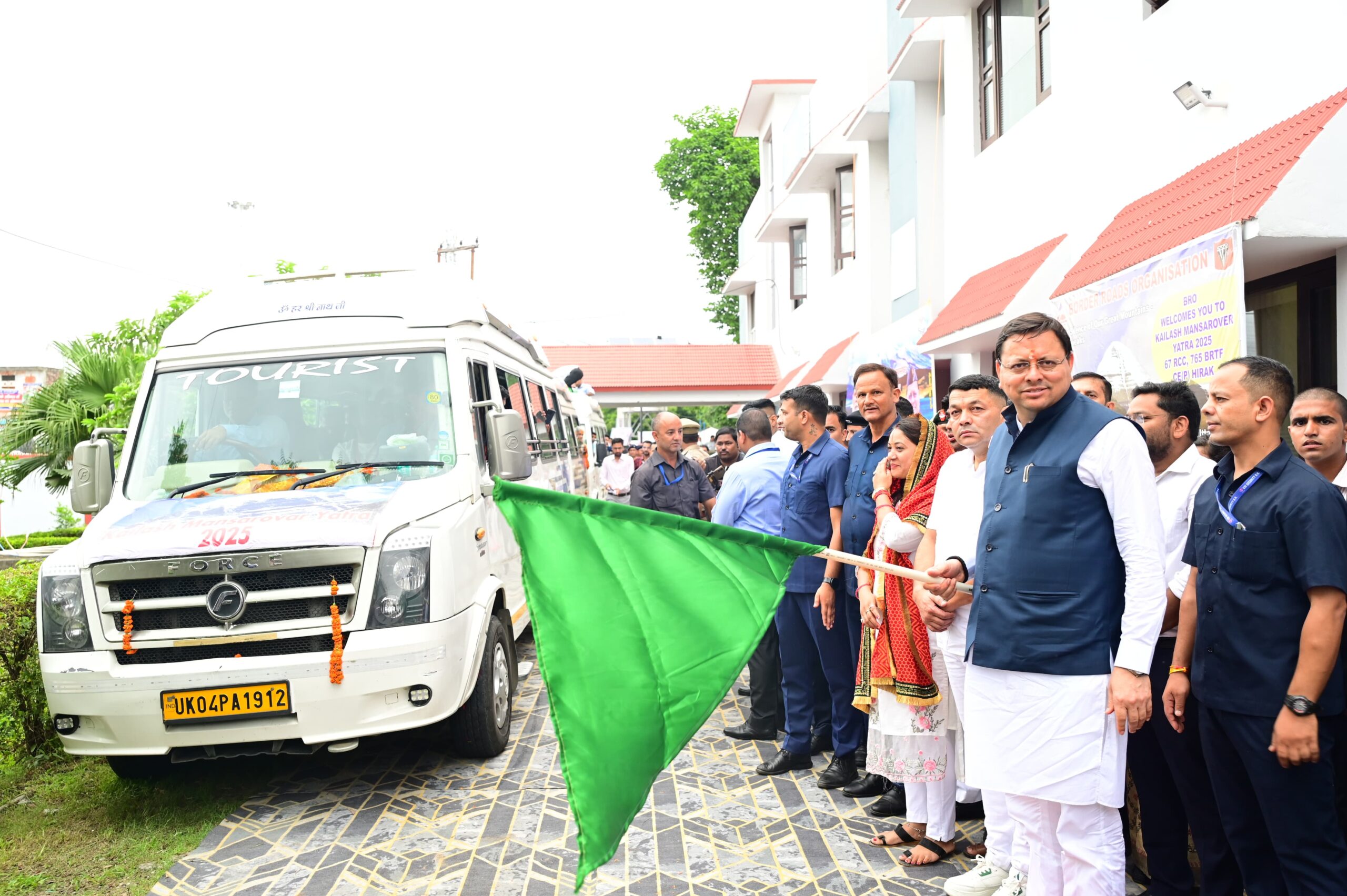 मुख्यमंत्री पुष्कर धामी ने टनकपुर से दिखाई हरी झंडी, कैलाश मानसरोवर यात्रा को पहला दल रवाना