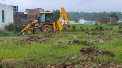 अभियान जारी- 20 बीघा अवैध प्लाटिंग पर गरजी एमडीडीए की जेसीबी