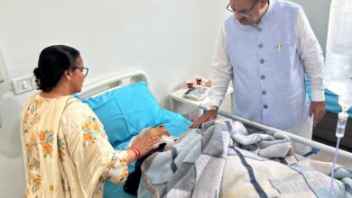 श्री महंत इन्दिरेश अस्पताल पहुंचकर केबिनेट मंत्री जोशी ने जाना राॅटविलर कुत्ते के हमले में गम्भीर घायल महिला का हाल