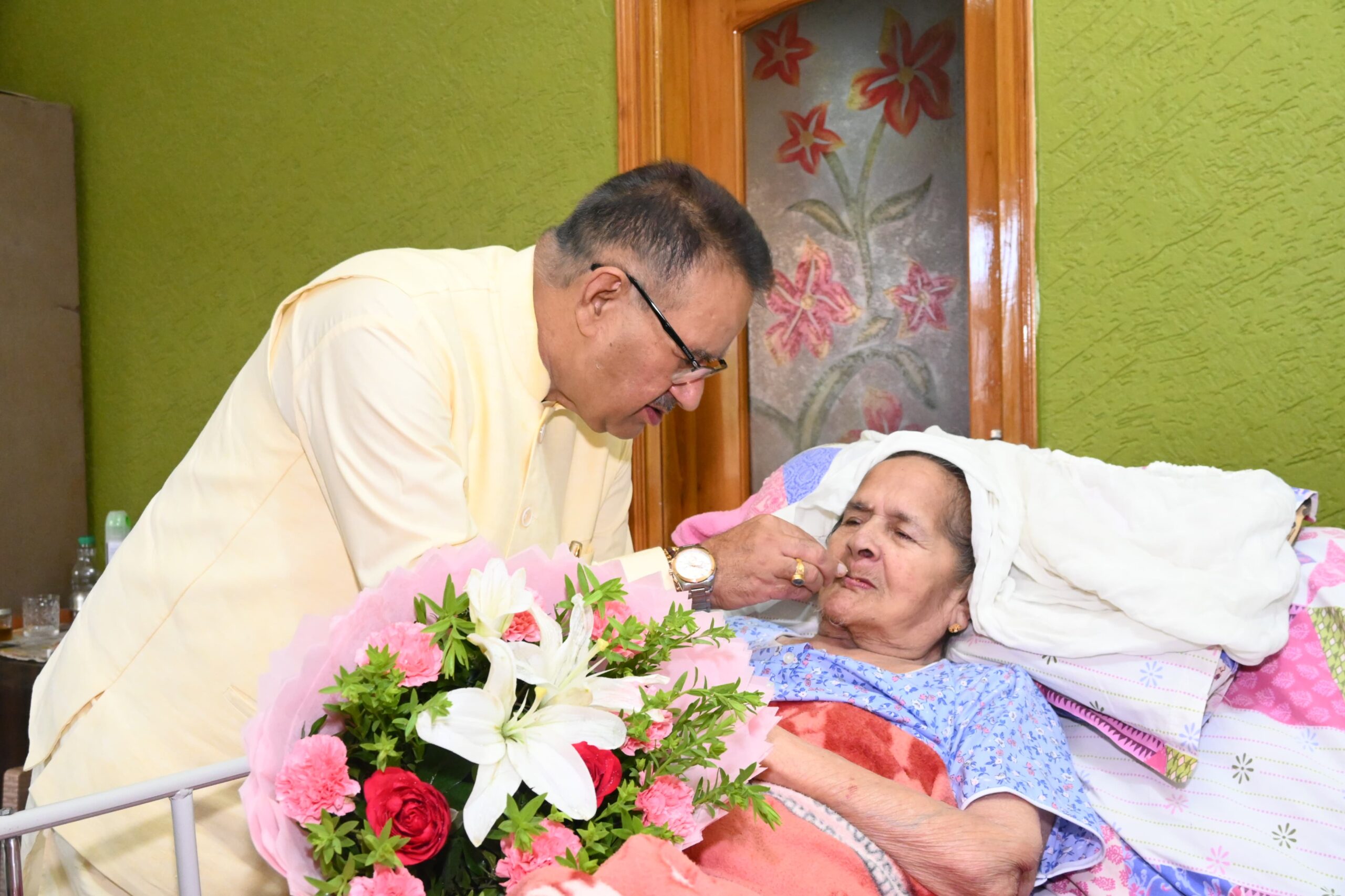 कैबिनेट मंत्री जोशी ने गुरु पूर्णिमा पर माता और गुरुओं का लिया आशीर्वाद , कहा -“बच्चे की सबसे पहली गुरु होती है उसकी माँ 