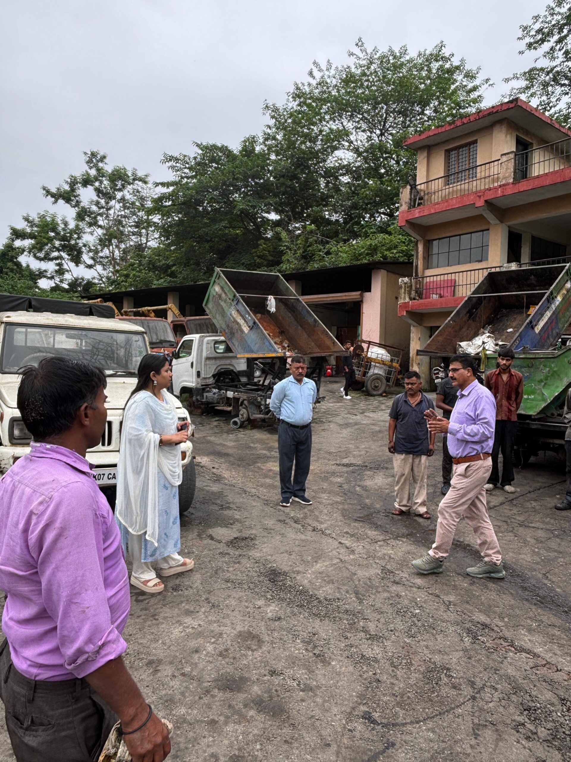 नगर आयुक्त देहरादून नमामि बंसल ने डोर-टू-डोर वेस्ट कलेक्शन वाहनों के नियमित रख-रखाव  में लापरवाही की शिकायतों के बाद किया निगम वर्कशॉप का औचक निरीक्षण