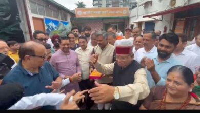 उत्तराखंड पंचायत चुनाव में मिली शानदार जीत पर भाजपा ने मनाया जश्न , एक दूसरे को मिठाई खिलाकर दी बधाई