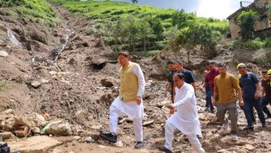 लोगों का दुःख दर्द बांटने सीएम धामी पहुंचे पौड़ी, आपदाग्रस्त क्षेत्र सैंजी का को देखा , प्रभावित ग्रामीणों से हालचाल जाना, नुकसान के बारे में ली जानकारी, मुख्यमंत्री को देख पीड़ित महिलाओं को छलके आंसू