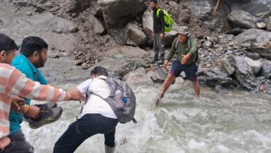 साहस और जज्बे की मिसाल- जान जोखिम में डाल चालीस किलोमीटर पैदल सफर कर धराली पहुंचे प्रदेश कांग्रेस अध्यक्ष माहरा,लोगों का दुख दर्द बांटा, मदद का दिलाया भरोसा