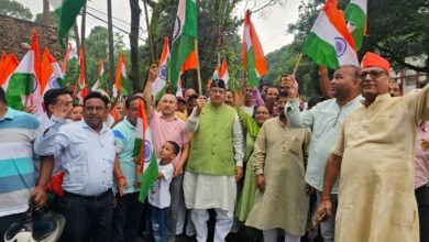 भारी बारिश बावजूद कैबिनेट मंत्री जोशी के नेतृत्व में  तिरंगा यात्रा रैली में उमड़ा जन सैलाब, अपने घरों प्रतिष्ठानों में राष्ट्रीय ध्वज फहराने की अपील