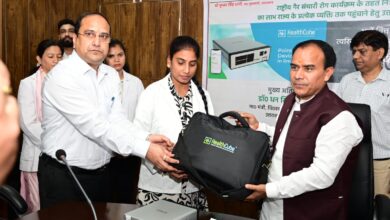 सीएमओ देहरादून कार्यालय में स्वास्थ्य मंत्री डॉ रावत ने किया प्वाइंट ऑफ केयर टेस्टिंग डिवाइस का वितरण