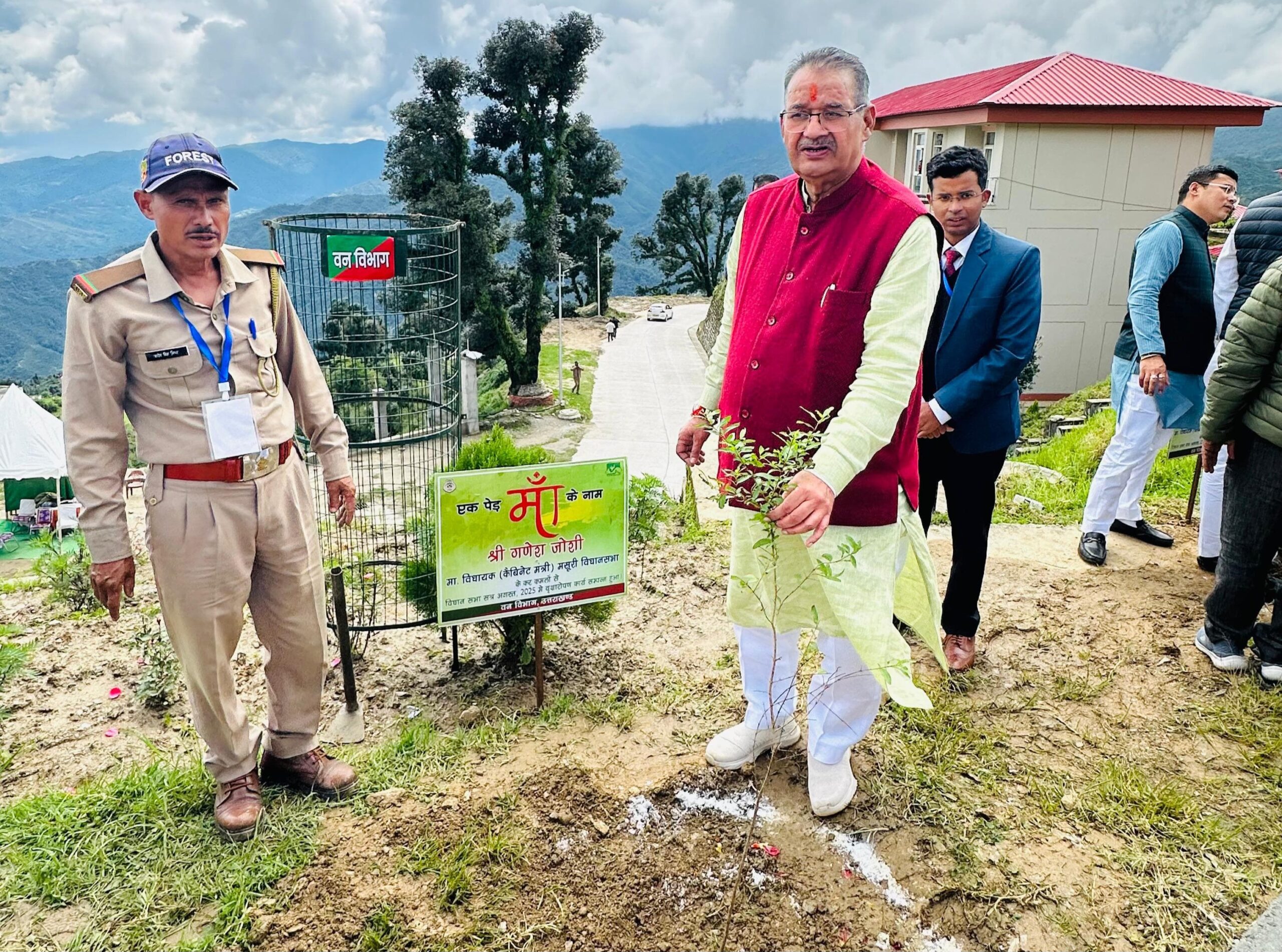 कैबिनेट मंत्री जोशी ने भराड़ीसैंण परिसर में एक पेड़ मा के नाम” अभियान के तहत किया पौधा रोपण , कहा – पर्यावरण संरक्षण हम सभी की सामूहिक जिम्मेदारी