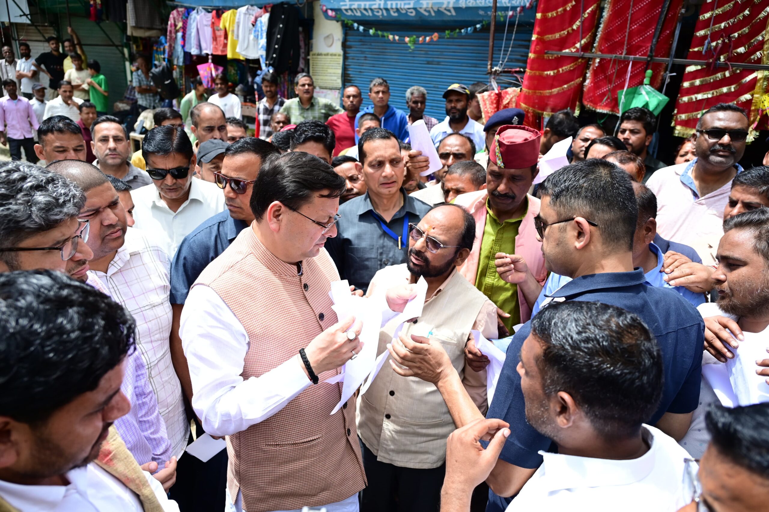 और जब मुख्यमंत्री धामी ने आपदा प्रभावित लोगों को देख  रुकवाया काफिला, प्रोटोकॉल तोड़ जनता के बीच पहुंचे प्रदेश के मुखिया 