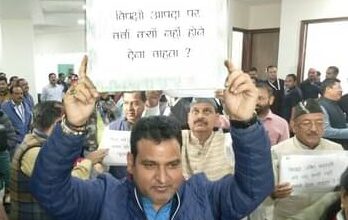 विधानसभा का मानसून सत्र-  विपक्षी सदस्यों के व्यवहार के विरोध में  भाजपा विधायकों ने किया प्रदर्शन,कहा –  सदन के अंदर अमर्यादित व्यवहार कर रही कांग्रेस