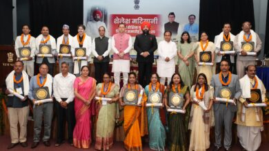 बड़ी उपलब्धि-राज्यपाल, मुख्यमंत्री और शिक्षा मंत्री ने वर्ष-2024 में चयनित 16 शिक्षक एवं शिक्षिकाओं को शैलेश मटियानी राज्य शैक्षिक पुरस्कारों से नवाजा 