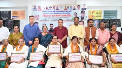 शिक्षक दिवस पर सम्मान  कैबिनेट मंत्री जोशी  ने शिक्षकों को शॉल व स्मृति चिन्ह देकर  किया सम्मानित, कहा – शिक्षक ही राष्ट्र के निर्माता