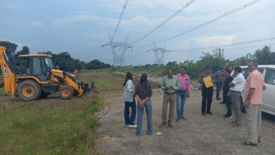 एमडीडीए का बडा एक्शन , अवैध प्लॉटिंग और निर्माण पर चली जेसीबी , प्राधिकरण उपाध्यक्ष  तिवारी ने कहा – अवैध प्लॉटिंग और निर्माण किसी भी हाल में  नहीं किए जाएंगे बर्दाश्त