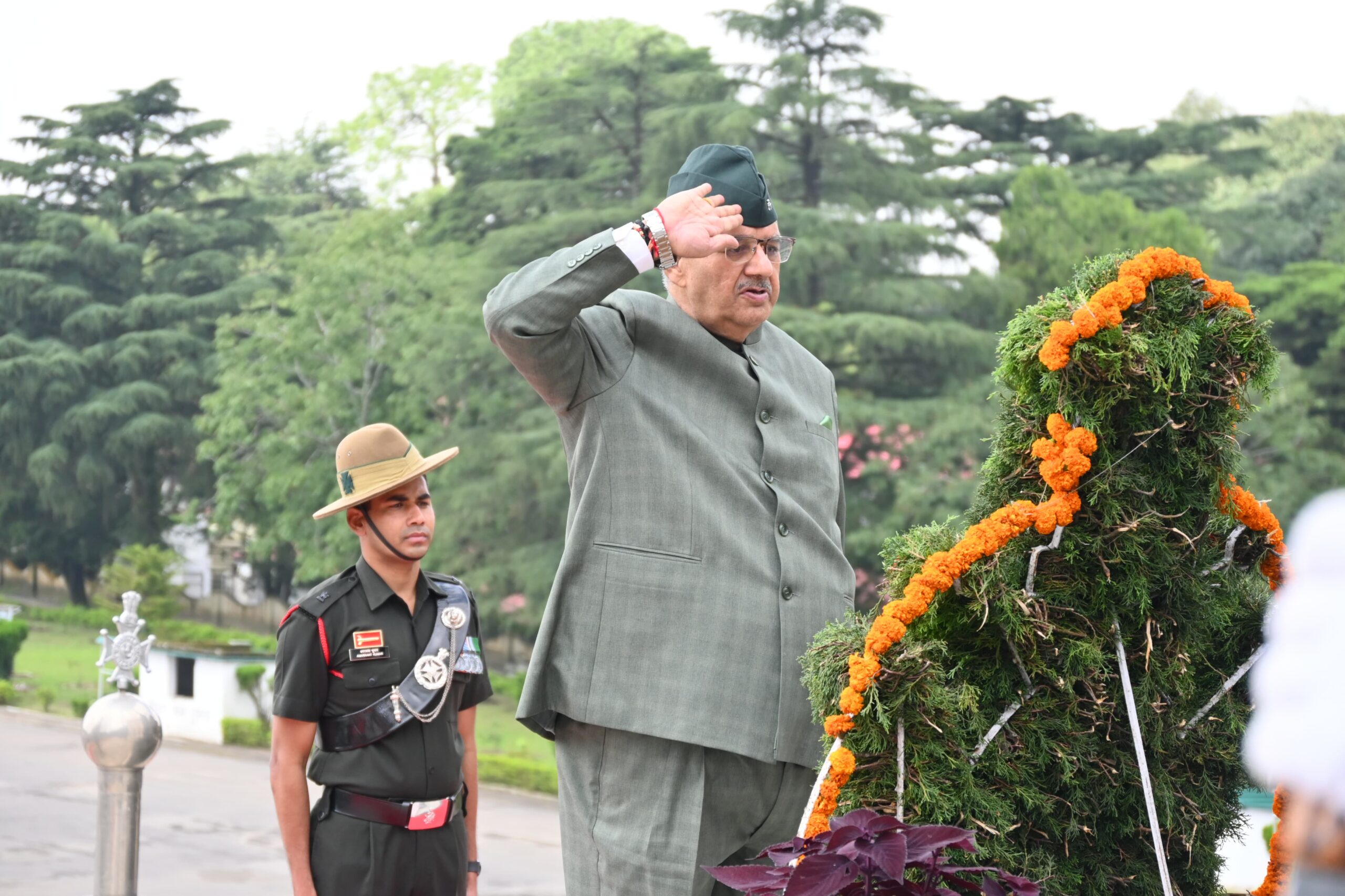 सैनिक कल्याण मंत्री जोशी ने लैंसडाउन वार मेमोरियल में शहीदों को पुष्पचक्र अर्पित कर दी श्रद्धांजलि , कहा – गढ़वाल राइफल्स का इतिहास शौर्य, पराक्रम और अनुशासन का प्रतीक