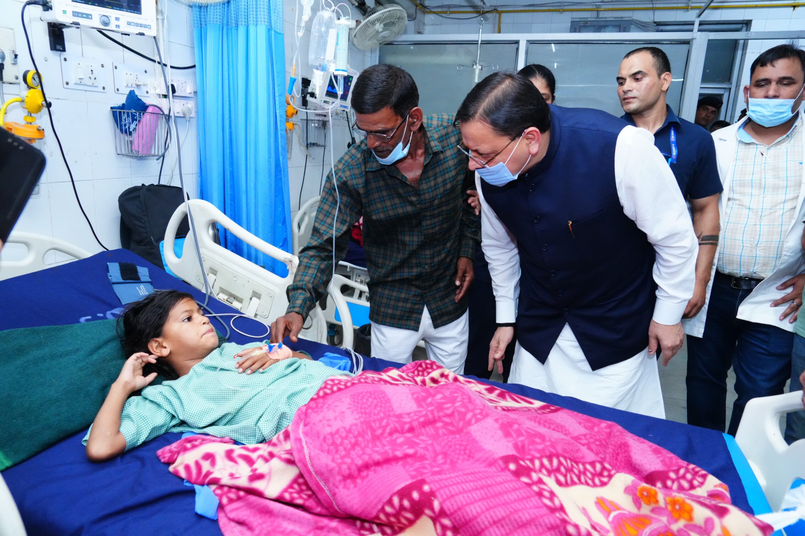 मुख्यमंत्री धामी की हिदायत पर 48 घंटे  के अंदर दून अस्पताल में बढ़ी सुविधाएं, परिसर की साफ सफाई में भी हुआ सुधार, तीमारदारों ने सीएम को बोला थैंक यू