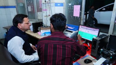 सीएम पुष्कर धामी ने राजकीय दून मेडिकल कॉलेज चिकित्सालय के औचक निरीक्षण के दौरान अटल आयुष्मान उत्तराखंड योजना हेल्प डेस्क का लिया जायजा