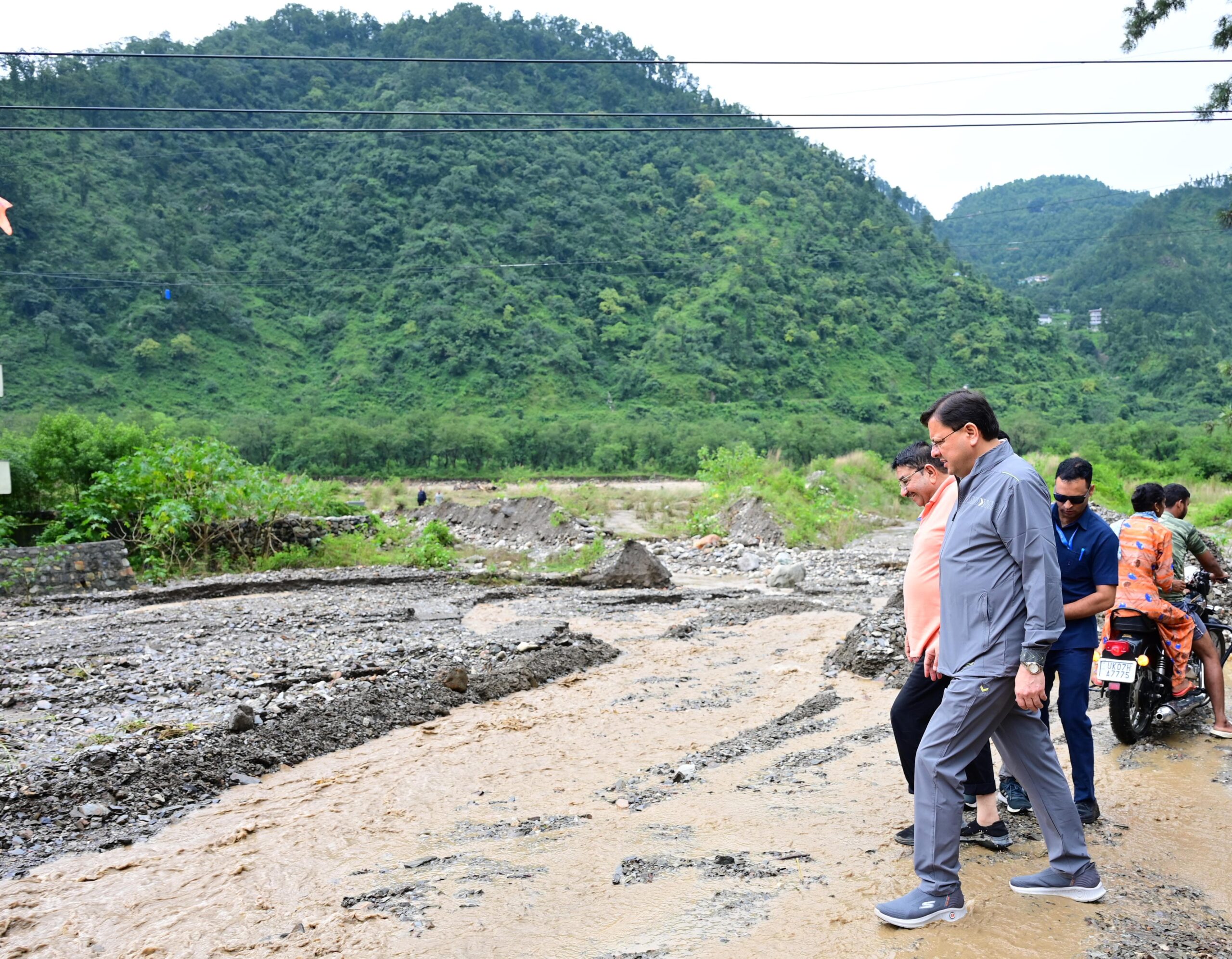 बारिश से हाहाकार -मुख्यमंत्री धामी ने अतिवृष्टि से प्रभावित मालदेवता क्षेत्र व केसरवाला का किया स्थलीय निरीक्षण , हालात का लिया जायज़ा