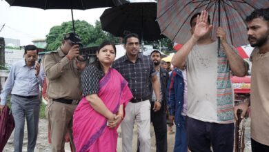 नगर आयुक्त नमामि बंसल ने किया भारी बारिश से प्रभावित कई क्षेत्रों का स्थलीय निरीक्षण, मलबे को हटाने के लिए जेसीबी एवं बॉबकैट मशीनों को लगाया