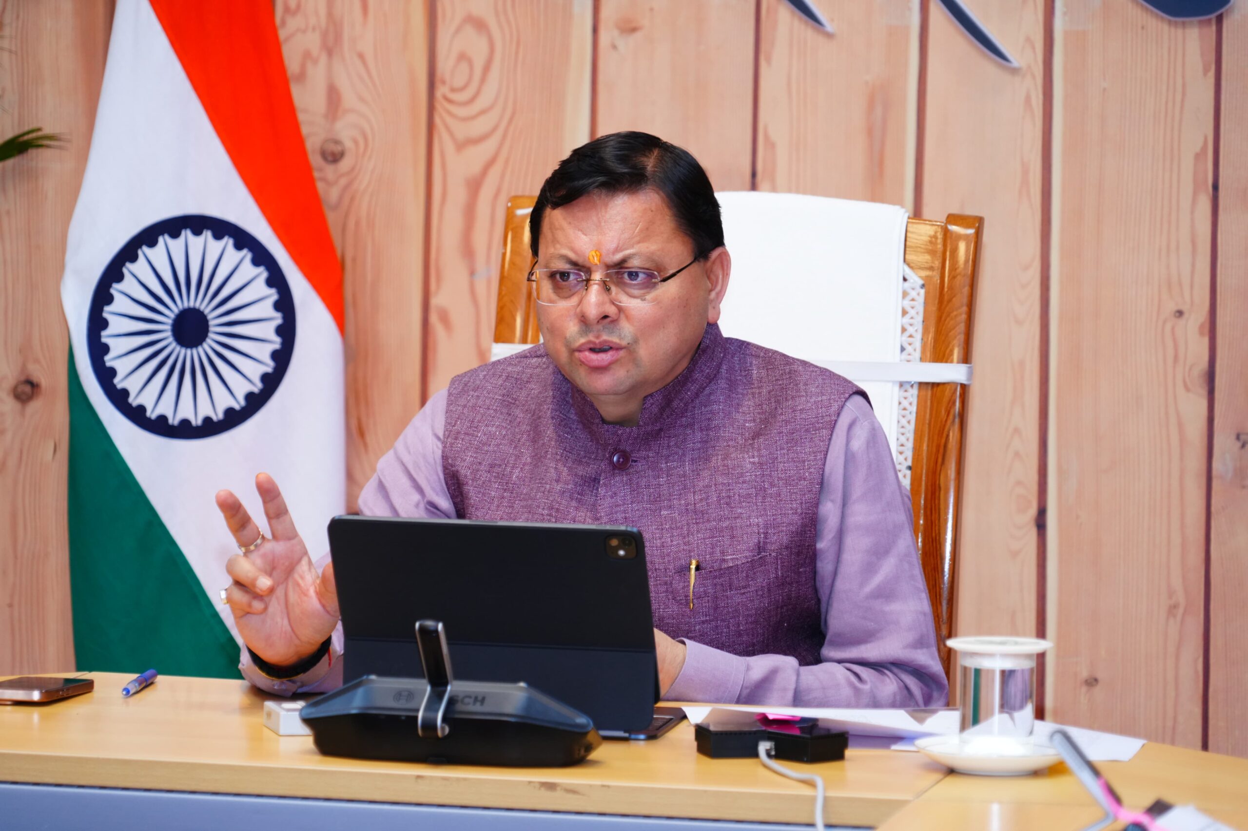 सीएम हेल्पलाइन पर शिकायत के बावजूद छात्रा की समस्या का निस्तारण न होने पर मुख्यमंत्री धामी ने सख्त रुख, एक सप्ताह में जांच रिपोर्ट मांगी