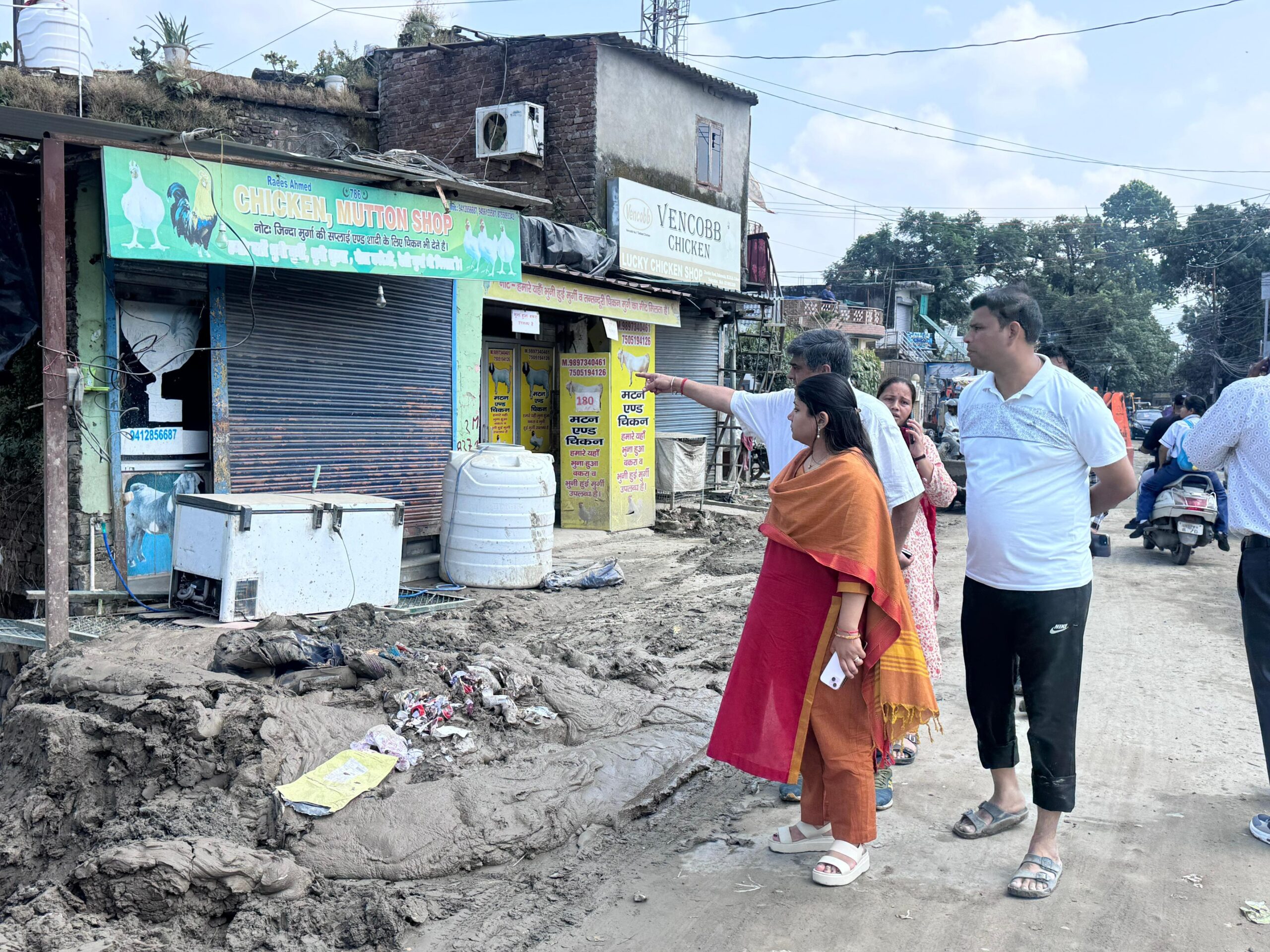 नगर आयुक्त नमामि बंसल ने किया आपदा प्रभावित क्षेत्र एमडीडीए कॉलोनी डालनवाला का निरीक्षण