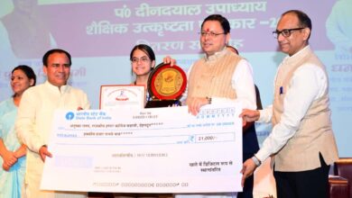 मुख्यमंत्री पुष्कर धामी ने बोर्ड परीक्षाओं में शीर्ष 10 स्थान हासिल करने वाले हाईस्कूल एवं इंटरमीडिएट के 75 मेधावी छात्र-छात्राओं को किया सम्मानित