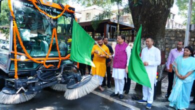 आधुनिक स्वीपिंग मशीन से देहरादून की सड़कें साफ करेगा नगर निगम, सीएम धामी ने किया  वैक्यूम बेस्ड रोड़ स्वीपिंग मशीन का फ्लैग ऑफ