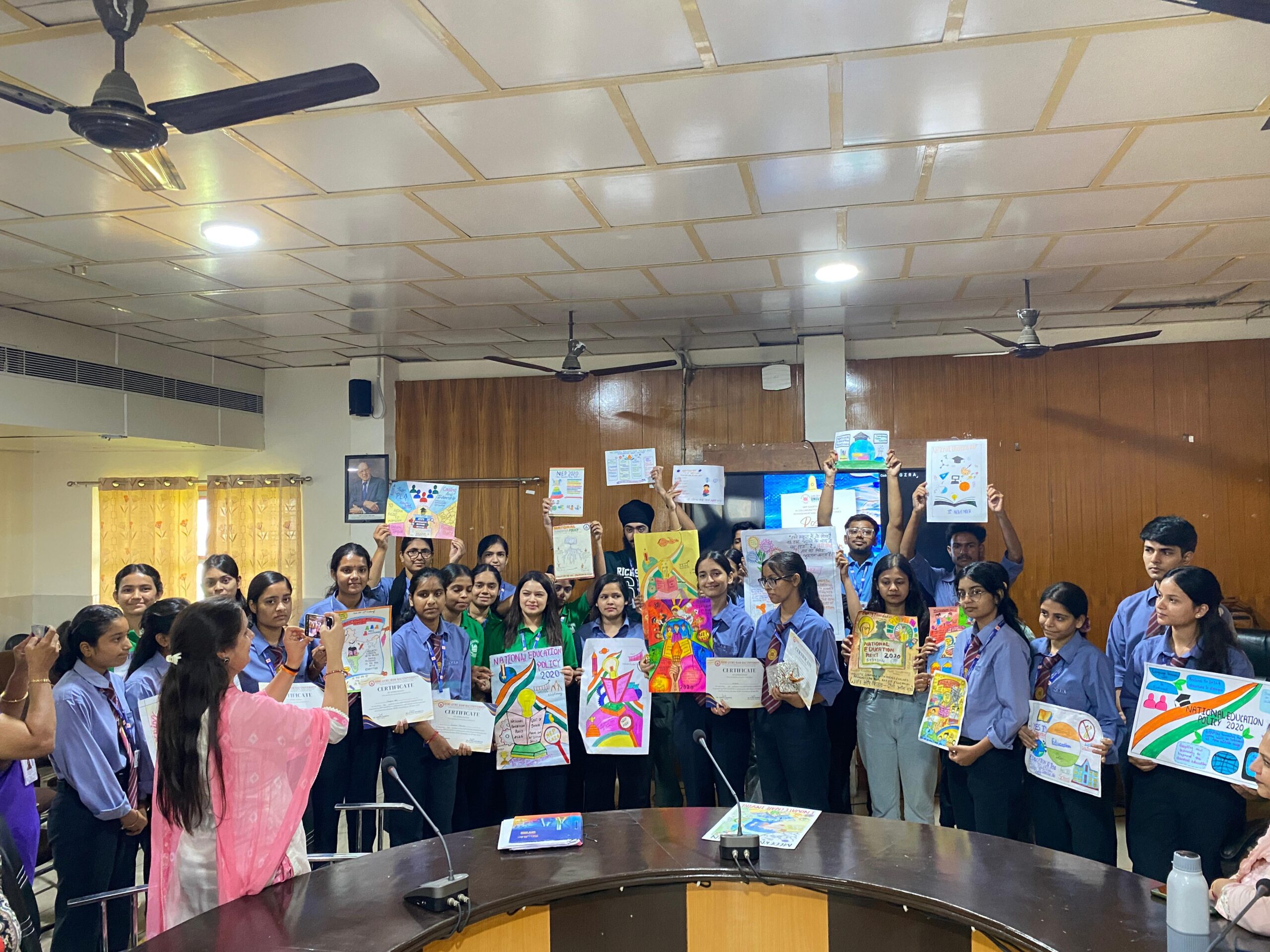 श्री गुरु राम राय विश्वविद्यालय में राष्ट्रीय शिक्षा नीति (NEP) 2020 पर पोस्टर मेकिंग प्रतियोगिता आयोजित, छात्रों ने दिखाया हुनर