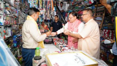 मुख्यमंत्री धामी पहुंचे गढी कैंट बाजार,स्थानीय व्यापारियों और आमजन से  किया संवाद,नए जीएसटी स्लैब के बारे में लिए सुझाव व फीडबैक 