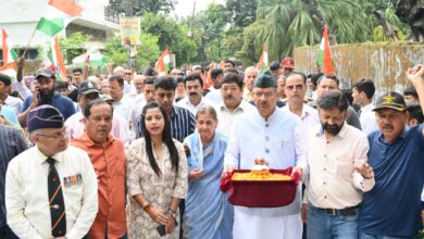 सैनिक कल्याण मंत्री जोशी पहुंचे शहीद लेफ्टिनेंट प्रतीक आचार्य के आवास, आंगन की मिट्टी का किया संग्रहण