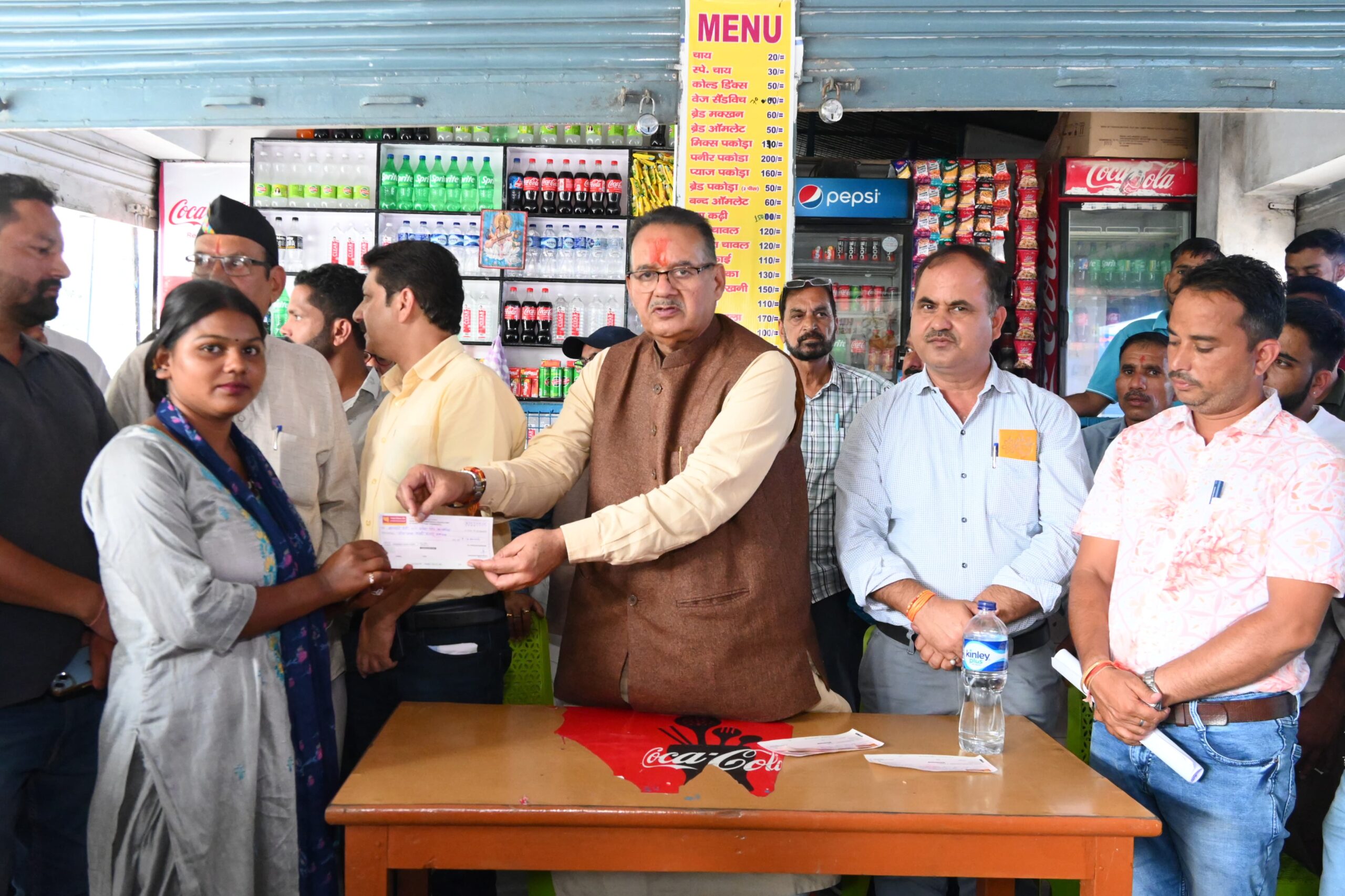 कैबिनेट मंत्री जोशी ने सहस्त्रधारा क्षेत्र में आपदा प्रभावित 13 परिवारों को सौंपे राहत राशि के चैक