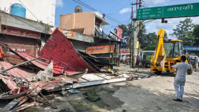 ट्रांसपोर्ट नगर में अतिक्रमण पर चला एमडीडीए और नगर निगम का बुलडोजर , दुकानों से हटाया गया अतिक्रमण