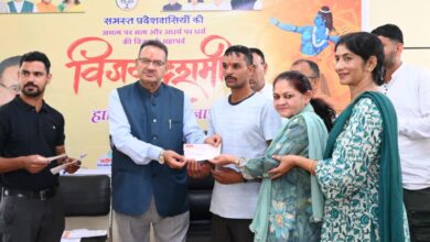 कैबिनेट मंत्री जोशी ने आपदा प्रभावित 14 परिवारों को राहत राशि के सौंपे चेक