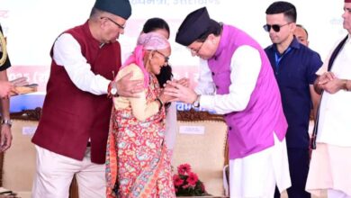 लैंसडाउन में आयोजित शहीद सम्मान समारोह में  मुख्यमंत्री पुष्कर धामी ने शहीदों के परिजनों एवं आश्रितों को ताम्रपत्र और अंगवस्त्र भेंटकर किया सम्मानित