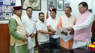 सीएम धामी से मिले भाजपा विधायक, छात्रहित में स्नातक स्तरीय परीक्षा निरस्त करने की मांग