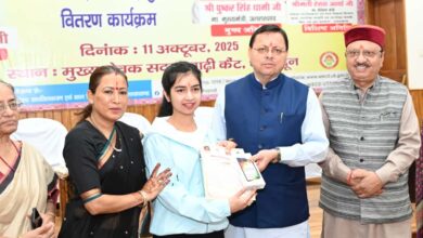 प्रतिभा का सम्मान- सीएम धामी और  महिला सशक्तिकरण एवं बाल विकास मंत्री रेखा आर्य ने 326 मेधावी बालिकाओं को दिए मोबाइल फोन