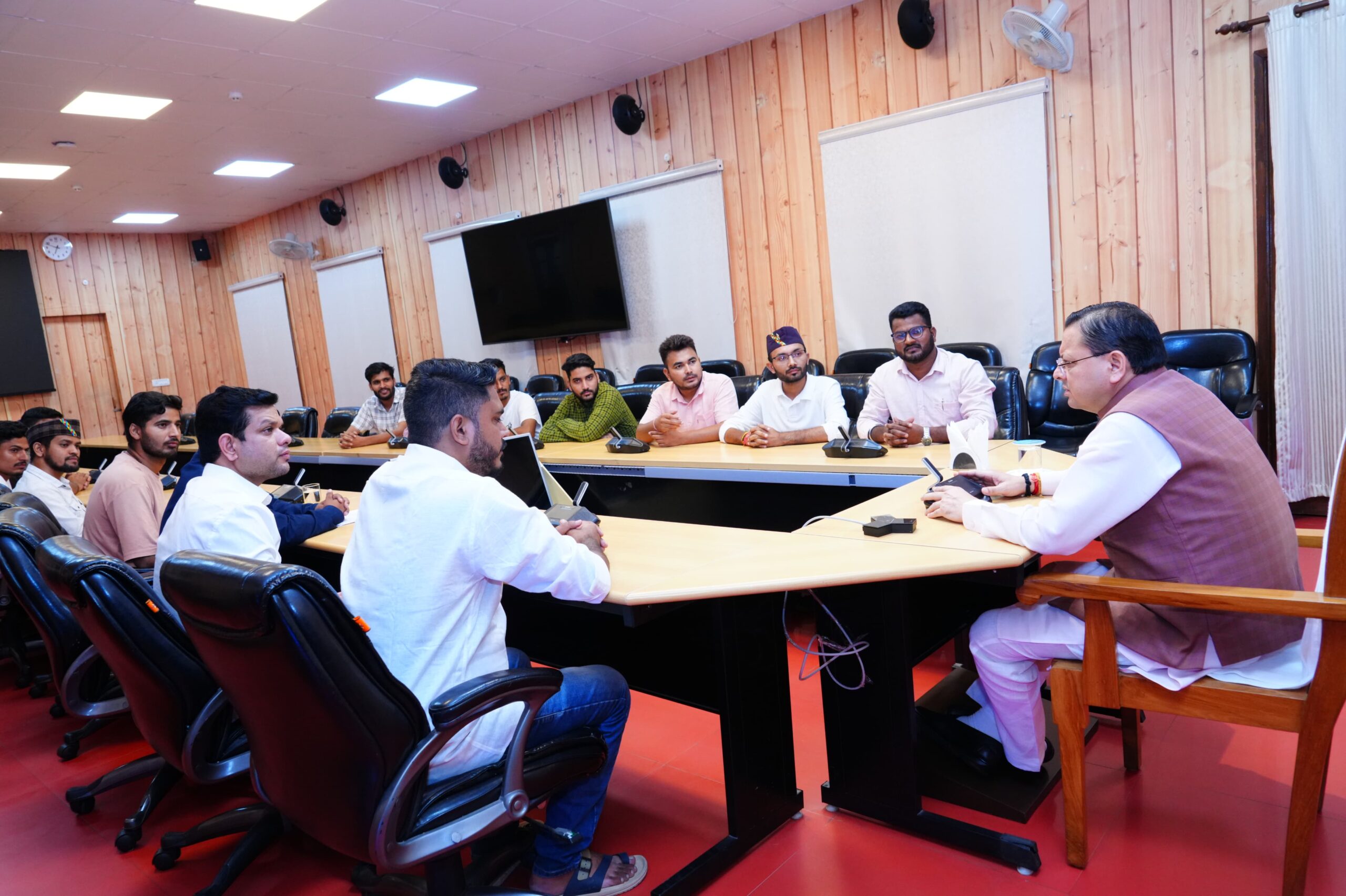 सीएम धामी से की उत्तराखंड बेरोजगार संघ के प्रतिनिधियों ने मुलाकात,  भर्ती परीक्षा रद्द होने पर बेरोजगार संघ ने जताया  आभार,मुख्यमंत्री बोले—भर्ती परीक्षाओं में भ्रष्टाचार व नकल पर जीरो टॉलरेंस की नीति रहेगी जारी