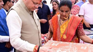 मुख्यमंत्री धामी ‘सशक्त बहना उत्सव’ में हुए शामिल – महिलाओं के साथ मट्ठा निर्माण, ऐंपण कला, सोल्डरिंग, धान कूटने और लौह उत्पाद निर्माण में आजमाए हाथ