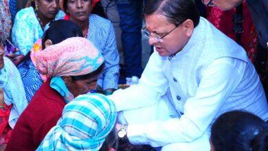 मुख्यमंत्री पुष्कर  धामी ने आपदा प्रभावितों के बीच मनाई दीपावली, मुलाकात कर समस्याओं को भी सुना