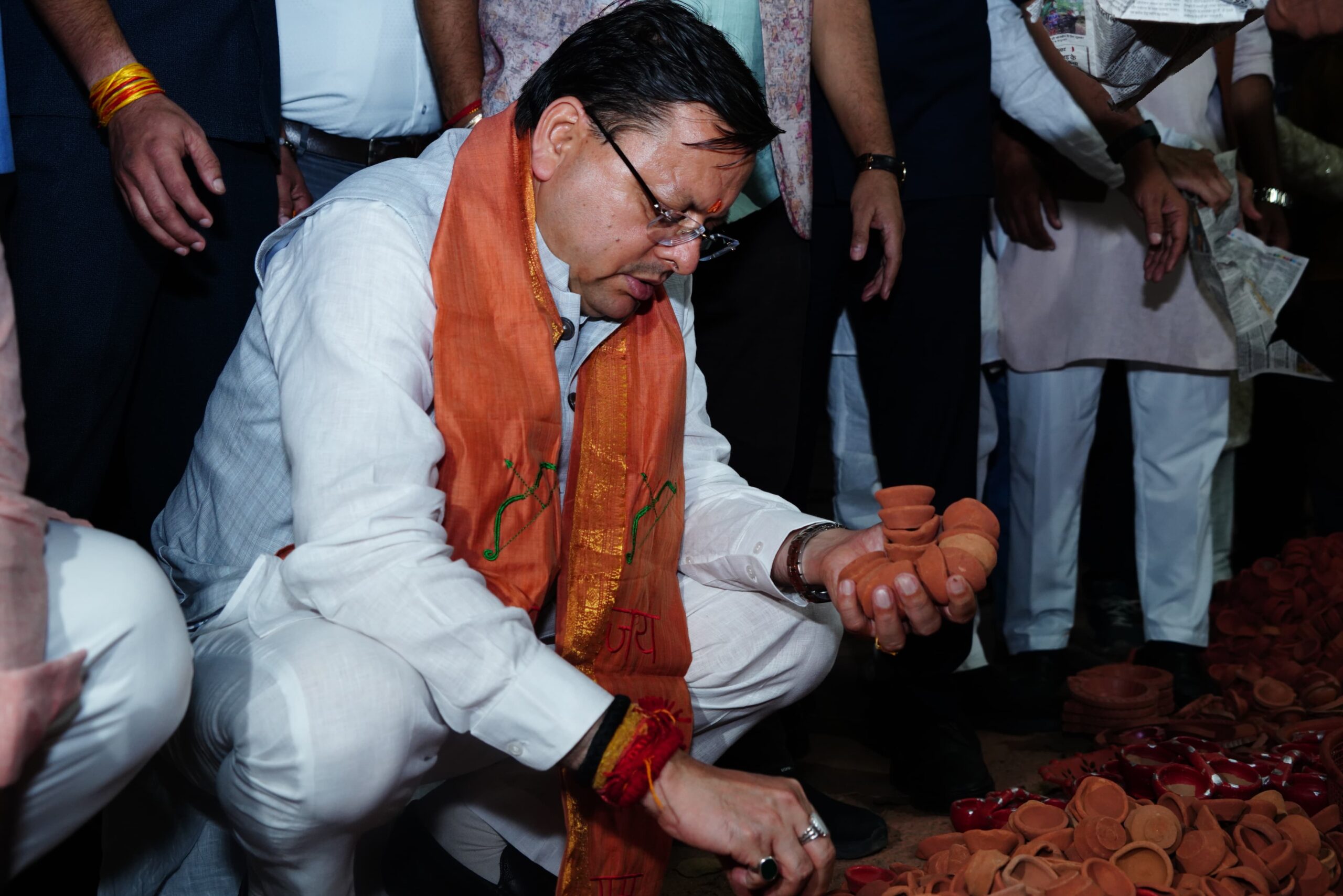 मुख्यमंत्री धामी ने चकराता रोड स्थित स्थानीय दुकानों से की दीपावली की खरीदारी, स्वदेशी उत्पादों को बढ़ावा देने का दिया संदेश