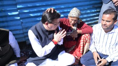 इगास पर रुद्रप्रयाग के आपदा प्रभावित परिवारों के बीच पहुँचे सीएम धामी, दुख दर्द बांटा, प्रभावितों के साथ खाना खाया, पांच-पांच लाख की दी मदद
