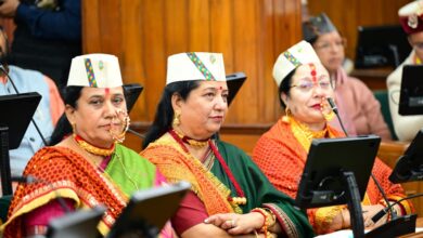उत्तराखंड विधानसभा का विशेष सत्र – सदन में पारंपरिक पहनावे में नजर आईं महिला विधायक, माहौल में लगे चार चांद