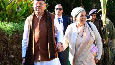 मां का हाथ थामे पैतृक गांव टुंडी–बारमौं पहुंच भावुक हुए सीएम धामी, बड़े बुजुर्गों का मिला आशीर्वाद, बचपन के नाम से पुकारा