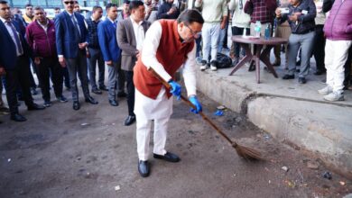 आईएसबीटी देहरादून में औचक निरीक्षण को पहुंचे सीएम धामी , गंदगी देखकर खुद लगाई झाड़ू , अफसरों को दी नसीहत