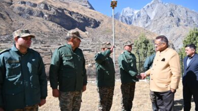 देश के प्रथम गांव माणा पहुंचे ग्राम्य विकास मंत्री जोशी , सेना के जवानों और ग्रामीणों से की मुलाकात