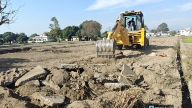 प्राधिकरण का एक्शन जारी – दो अलग-अलग मामलों में  25 बीघा अवैध प्लॉटिंग पर गरजी एमडीडीए की जेसीबी 