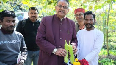 खेत में पहुंचकर कृषि मंत्री  जोशी ने किसानों के साथ किया संवाद ,  साथ बैठकर किया भोजन, बढ़ाया आत्मीय जुड़ाव