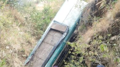 अल्मोड़ा जिले में दर्दनाक सड़क हादसा: बस खाई में गिरी: 7 की मौत, 12 घायल,  प्रधानमंत्री व मुख्यमंत्री ने दुर्घटना पर जताया गहरा दुख