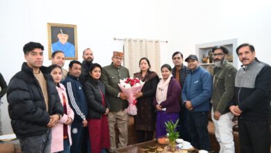 नगर पालिका अध्यक्ष मीरा सकलानी ने कैबिनेट मंत्री जोशी से  मुलाकात कर   मसूरी के विकास कार्यों के संबंध में सौंपा ज्ञापन