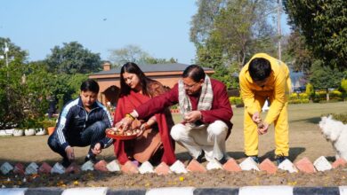 सीएम धामी ने सपरिवार ट्यूलिप के बल्ब रोपे- मुख्यमंत्री आवास परिसर के उद्यान में 17 प्रजातियों के चार हजार ट्यूलिप उगाने की मुहिम का किया शुभारंभ