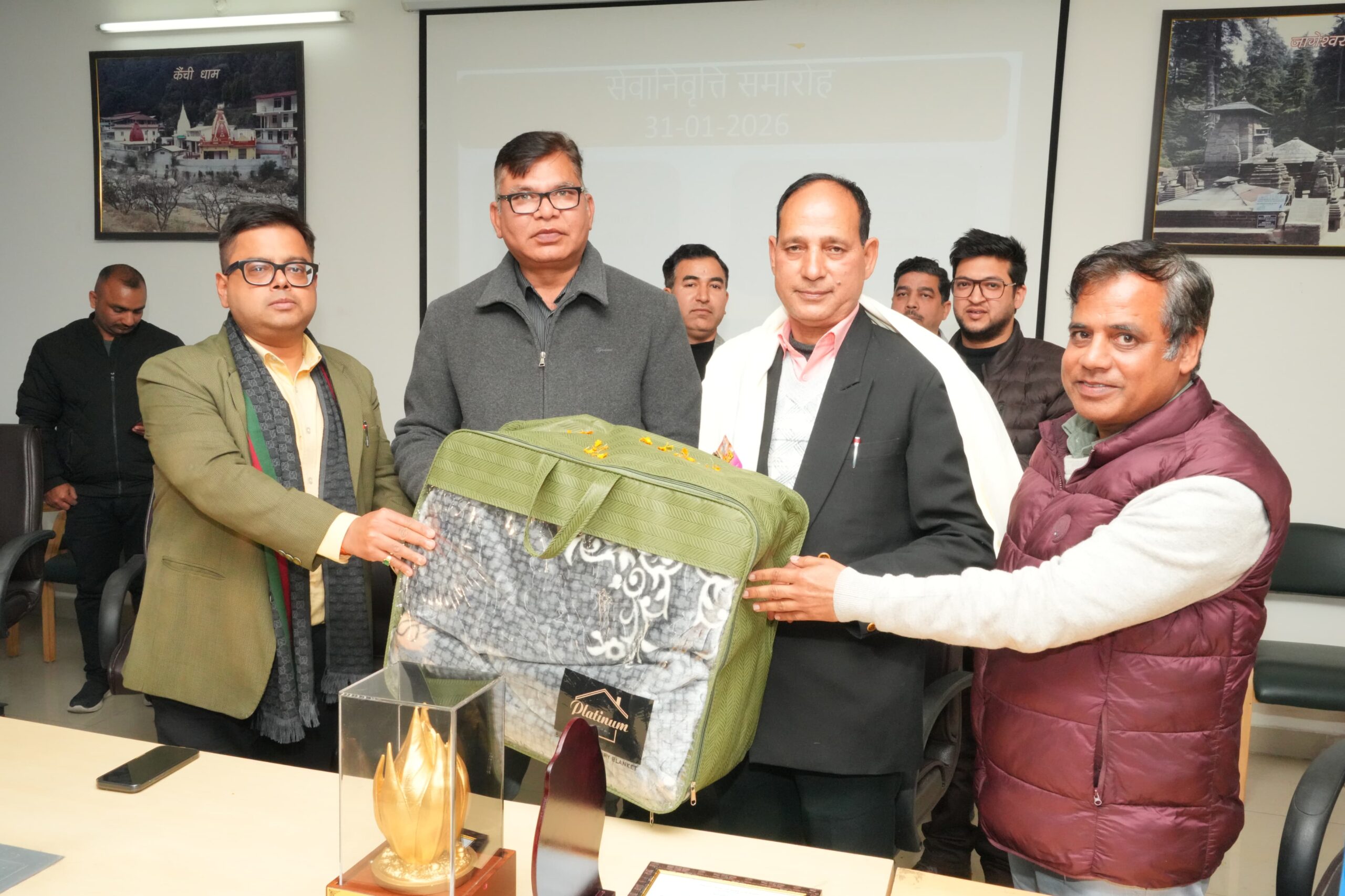 सूचना विभाग में सेवानिवृत्त हुए मुख्य प्रशासनिक अधिकारी जगदीश पटवाल   व वरिष्ठ प्रशासनिक अधिकारी  दिनेश राणा , दोनों अधिकारियों को दी गई भावभीनी विदाई 